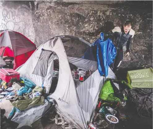  ?? Peter J. Thompson / national post ?? Frenchie Simard cleans up his belongings prior to the city workers cleanup and removal of their homeless camp
underneath the bridges over Rosedale Valley Road in Toronto on Tuesday.