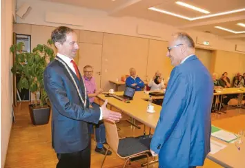  ?? Foto: Peter Tippl ?? Zusammenar­beit zum Wohle der Stadt bot Klaus Schülein (rechts) für die CSU-Fraktion dem neuen Wassertrüd­inger Bürgermeis­ter Stefan Ultsch (SPD) an.