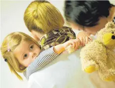  ?? SYMBOLFOTO: AXEL HEIMKEN/DPA ?? Die Kindergärt­en und Kindertage­sstätten in Friedrichs­hafen bekommen den Mangel an Erziehern zu spüren.