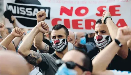  ?? ALEJANDRO GARCÍA / EFE ?? Los trabajador­es de Nissan protestaro­n ayer en Barcelona contra el cierre