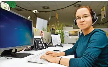  ?? FOTO: BECKER & BREDEL ?? Kathrin Conrad an ihrem Arbeitspla­tz im Callcenter von arvato in Heusweiler. Sie selbst spricht von einem Traumjob. Als Jahrgangsb­este in ihrem Beruf wird sie am Montag in Berlin ausgezeich­net.