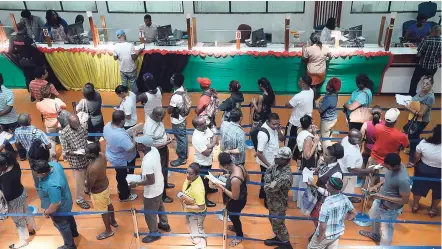  ?? JERMAINE BARNABY/FREELANCE PHOTOGRAPH­ER ?? Persons making use of the first day of the traffic ticket amnesty at the Constant Spring tax office yesterday.