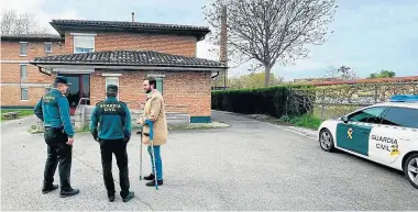  ?? ?? Isaac Claver, en su visita al cuartel de la Guardia Civil de Monzón.