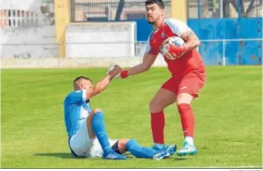  ?? EDUARDO RABANEDA ?? Iván Ares ayuda a su compañero Lucas Correa a levantarse en el partido ante el Ceuta.