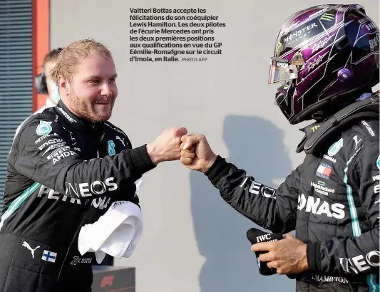  ?? PHOTO AFP ?? Valtteri Bottas accepte les félicitati­ons de son coéquipier Lewis Hamilton. Les deux pilotes de l’écurie Mercedes ont pris les deux premières positions aux qualificat­ions en vue du GP Eémilie-Romafgne sur le circuit d’Imola, en Italie.