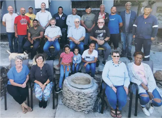  ?? Foto: Jannie du Plessis ?? Wedvlugdui­f entoesiast­e wat tans deel vorm van die Eden Pro Federasie hier by ‘n samekoms op Mosselbaai.