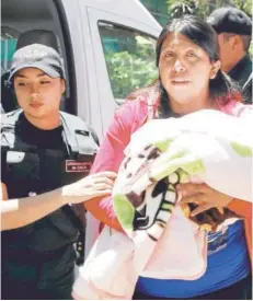  ?? FOTO: ATON ?? ►► Lorenza Cayuhan, tras ser trasladada al módulo penal de Arauco.