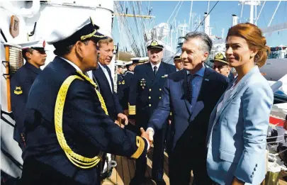  ?? Dyn ?? El Presidente y su esposa, Juliana Awada, saludaron a las autoridade­s de la Armada y a la tripulació­n
