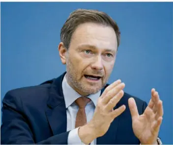  ?? FOTO: IMAGE IMAGES ?? FDP-Chef Christian Lindner erklärt, warum er von einer nächtliche­n Ausgangssp­erre zur Pandemie-Bekämpfung nichts hält und Verfassung­sbeschwerd­e gegen die Regelung eingelegt hat.