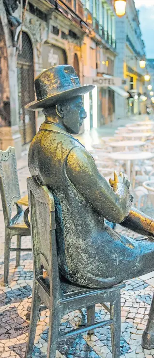  ?? ?? Una estatua de Fernando Pessoa, en el barrio de Chiado de Lisboa