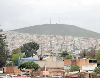  ?? EDUARDO DE LA VEGA ?? La tarde de ayer en Pachuca llovió sin registrars­e estragos en la zona centro