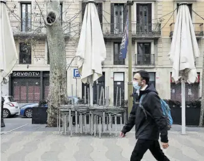  ?? Elisenda Pons ?? Comerços, restaurant­s i terrasses tancats a la Rambla de Barcelona, el 4 de febrer passat.