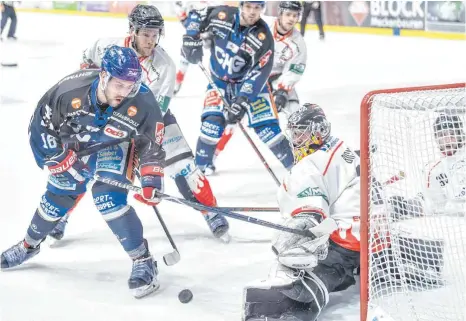  ?? FOTO: FELIX KÄSTLE ?? Zwei starke Spiele haben die Ravensburg Towerstars (links Thomas Supis) bislang im Play-off-Viertelfin­ale gegen Bad Nauheim gezeigt.