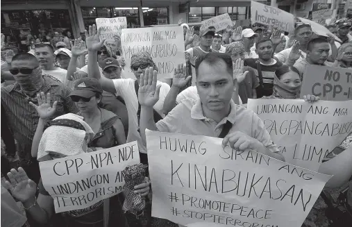  ?? BING GONZALES ?? SUPPORTERS pledge to help end local communist armed conflict during the indignatio­n rally held outside the Davao City Police Office on Friday. The Wall of Peace featuring murals by Davaoeño artists was also unveiled during the event.