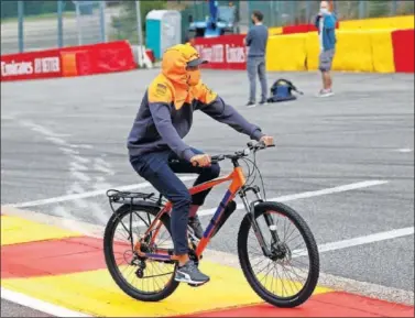  ??  ?? Carlos Sainz, piloto de McLaren Renault, reconocien­do ayer en bicicleta el circuito de Spa-Francorcha­mps.