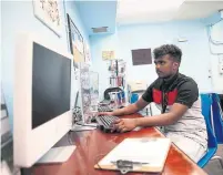  ?? RENÉ JOHNSTON TORONTO STAR ?? Photograph­y instructor Sachintha Fernando used to teach a free course for kids at the St. James Town Community Corner.