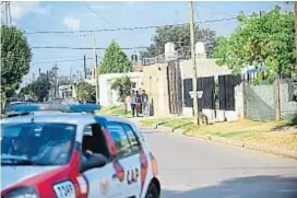  ??  ?? Patrullaje. Desde que ocurrió el crimen, la Policía redobló el patrullaje en Colonia Lola. Hay móviles rondando y hasta se ven policías en bicicletas.