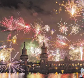  ?? FOTO: PAUL ZINKEN/DPA ?? Solch prächtige Silvesterf­euerwerke mit Tausenden von Zuschauern wie hier über der Oberbaumbr­ücke in Berlin wird es am bevorstehe­nden Jahreswech­sel wohl nicht geben.