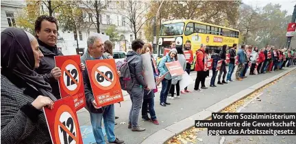  ??  ?? Vor dem Sozialmini­sterium demonstrie­rte die Gewerkscha­ft gegen das Arbeitszei­tgesetz.