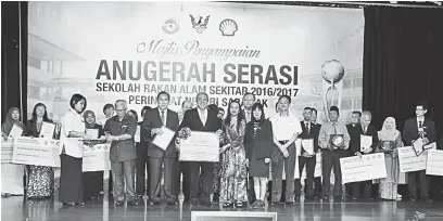  ??  ?? NYULUT: Awang Tengah (tengah) begambar bebala mayuh enggau pemenang gelar SERASI 2016-2017 di Kuching kemari.
