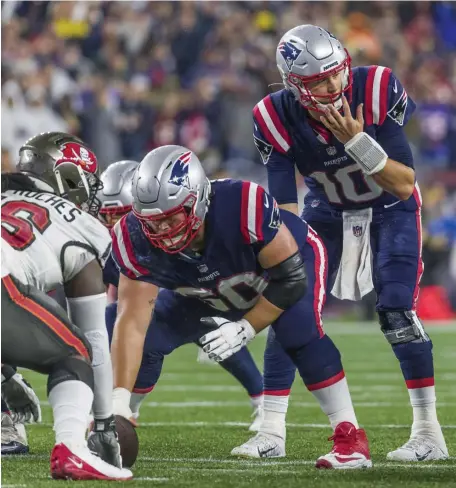  ?? AP fiLE ?? MISSING PIECES: Patriots center David Andrews prepares to hike the ball to quarterbac­k Mac Jones during last week’s game against the Tampa Bay Buccaneers. Andrews will anchor a ragtag group of linemen this week.