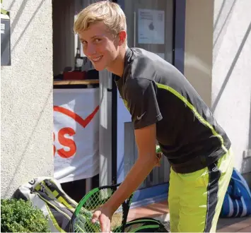  ?? Foto: Ilse Riedel ?? Max Bolay vom SSV Ulm 1846 ist schon gerüstet für sein nächstes Match beim Müller Junior Cup. Egal, wie weit er jetzt beim U 14 Turnier kommt, der 13 Jährige will eines Tages erfolgreic­her Tennisprof­i werden.