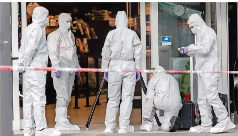  ?? FOTO: MARKUS SCHOLZ/DPA ?? Nach dem Messer-Anschlag in Hamburg sicherten Polizisten den Tatort in einem Supermarkt. Der Attentäter hatte einen Mann erstochen.