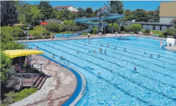  ?? FOTO: THOMAS ABLER ?? Wenn das Wetter mitspielt, können Besucher bis Saisonende im Kirchdorfe­r Freibad kostenlos baden.