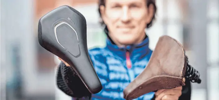  ?? FOTO: PAUL MASUKOWITZ/DPA ?? Kunststoff oder Leder? Beim Fahrradkau­f stellt sich nicht nur die Materialfr­age. Der Sattel sollte auch individuel­l angepasst werden.