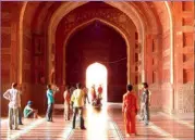  ??  ?? OVER Innsiden av moskeen i Taj Mahal er vakkert utsmykket med bueganger og utskårne kunstverk.