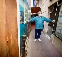  ??  ?? Naji Khalil Abi Nassif, patron de Cannes Sushi, se retrouve dans une situation financière délicate entre la crise sanitaire et la fermeture de la rue Buttura. (Photo Clément Tiberghien)