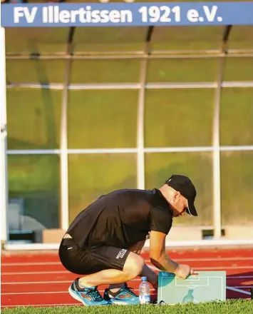  ?? Foto: Alexander Kaya ?? Stefan Anderl ist erst seit Beginn dieser Saison beim FV Illertisse­n zuständig für die Mannschaft und die Taktik. Nach dem Spiel in Aschaffenb­urg hatte er zumindest vorübergeh­end den Spaß an seiner Nebentätig­keit verloren.