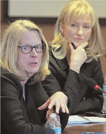  ?? STAFF PHOTOS BY MATT STONE ?? TALKING TRAFFICKIN­G: Experts and survivors of the sex trade talk during a roundtable discussion, top, at the Herald yesterday, including Cherie Jimenez, far left, founder of The Eva Center in Boston, where a survivor-led program helps victims of...