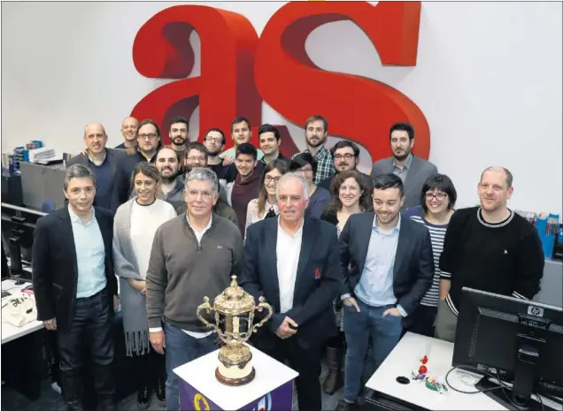  ??  ?? LA COPA, EN AS. Miembros de la redacción de As posan con el trofeo Webb Ellis. Nombrado en honor al fundador del rugby, lo recibe cada cuatro años el campeón mundial.