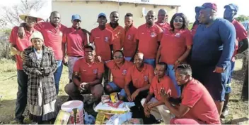  ?? Picture: DESMOND COETZEE ?? HARD AT WORK: DCS staff, probatione­rs and offenders gave Bulembu Primary School a fresh look as part of their 67 minutes for Mandela Day last Wednesday