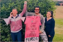  ??  ?? Felicità Alberto Tomba festeggia col padre e la sorella di Fortunato