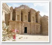  ??  ?? Bien que moins imposant que le trésor du Pharaon, le monastère Ad-Deir n’en demeure pas moins massif et impression­nant.