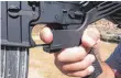  ?? FOTO: DPA ?? Der Griff eines AR-15-Gewehrs, das mit einem „bump stock“ausgestatt­et ist. Die Vorrichtun­g nutzt die Energie des Rückstoßes beim Schuss, um den Finger weiter auf den Auslöser zu stoßen.