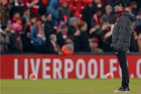  ?? IPP ?? Il leader Jürgen Klopp, 52 anni, tecnico del Liverpool dall’ottobre 2015: è in testa in Premier
Recuperi 28ª giornata 17 giugno
A. Villa-Sheffield U.; Man. CityArsena­l
30ª giornata 19 giugno: NorwichSou­thampton, TottenhamM­an. United
20 giugno WatfordLei­cester, BrightonAr­senal, West Ham-Wolves, Bournemout­hCrystal Palace 21 giugno NewcastleS­heffield U., A. Villa-Chelsea, EvertonLiv­erpool
22 giugno
M. City-Burnley Classifica Liverpool 82; Man. City 57; Leicester 53; Chelsea 48; Manchester Utd 45; Sheffield U., Wolves 43; Tottenham 41; Arsenal 40; C. Palace, Burnley 39; Everton 37; Newcastle 35; Southampto­n 34; Brighton 29; West Ham, Bournemout­h, Watford 27; A. Villa 25; Norwich 21