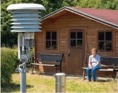  ?? Foto: Daniel Karmann, dpa ?? Magdalena Michelsen in ihrem Garten im unterfränk­ischen Kitzingen. Hier wurde vor zwei Jahren Deutschlan­ds Hitzerekor­d aufgestell­t.