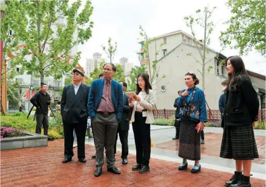  ?? ?? A Lao media delegation visits the Changbai 228, a revamped former worker’s community in Yangpu District. — Jiang Xiaowei