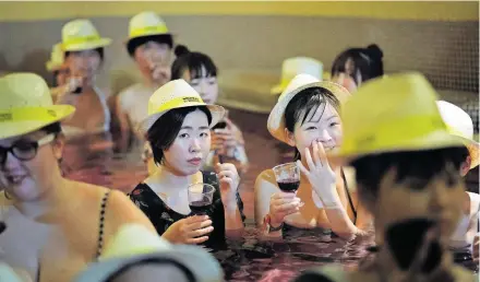  ?? [APA] ?? Bekommen Gesellscha­ften das betrunkene Betragen, das sie zulassen, wirkt es vor allem im Westen als „kulturelle­r Freifahrts­chein“? Gäste im japanische­n Spa Hakone Yunessun (wo man in Wein baden kann).