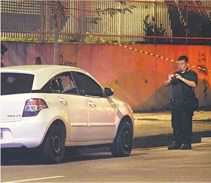  ??  ?? O carro de Marielle no local do crime: testemunha contou que duas mulheres viram o assassinat­o