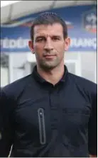  ??  ?? Jérémy Stinat est devenu arbitre après sa carrière de joueur profession­nel.