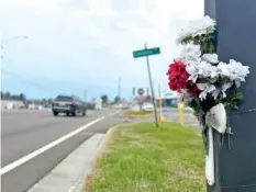  ?? PHOTO BY TYLER WHETSTONE/KNOXVILLE NEWS SENTINEL ?? A roadside memorial at Cheshire Drive and Kingston Pike in Knoxville marks the spot where 27-year-old Mauricio Luna was killed when he was hit by Knoxville police officer Cody Klingmann on Aug. 13.
