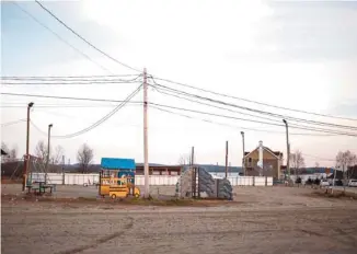  ?? GUILLAUME LEVASSEUR LE DEVOIR ?? Dans la communauté de Kitcisakik, dans la réserve faunique de la Vérendrye, il n’y a ni électricit­é, ni eau courante. Jusqu’à la constructi­on de l’école primaire, il y a quelques années, les enfant devaient quitter leur parent pour aller à l’école dans...