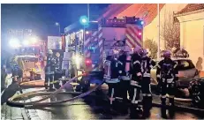  ?? FOTO: FEUERWEHR HÜCKELHOVE­N ?? Die Feuerwehr Hückelhove­n löschte am Dienstagmo­rgen ein Feuer in einem Zechenwohn­haus an der Ackerstraß­e in Ratheim.