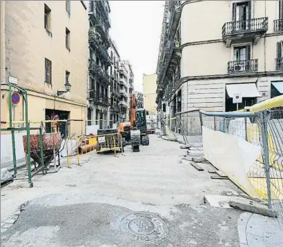  ?? CÉSAR RANGEL ?? En esta calle, Antic de Sant Joan, hubo cementerio­s romanos, árabes y medievales