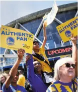  ?? Santiago Mejia / The Chronicle ?? Ankith Srinivas, 9, cheers with his father, Sudhir, at Oracle Arena before Game 1.