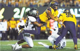  ?? Matt Cohen / Icon Sportswire via Getty Images ?? Cal quarterbac­k Brandon McIlwain is corraled by Oregon’s Andrew Johnson Jr. after a pass.